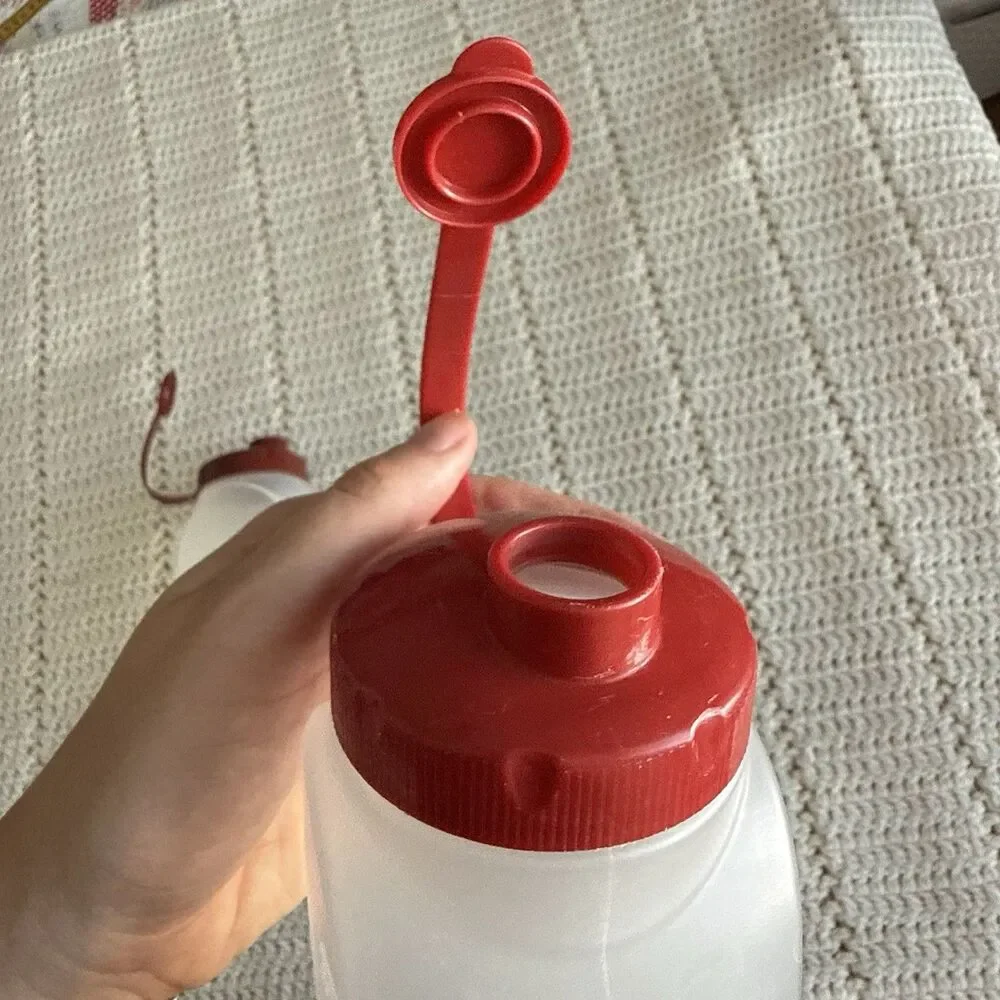 RUBBERMAID MixerMate Bottles #1C97 (32 oz) and #1C96 (16 oz) RED Maroon Pour Lid